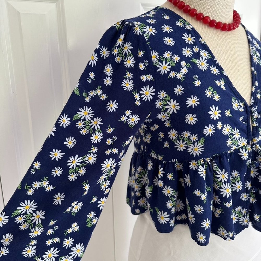 Altar'd State Blouse Daisy Print Blue Cropped Ruffle Long Sleeves Medium EUC TOP